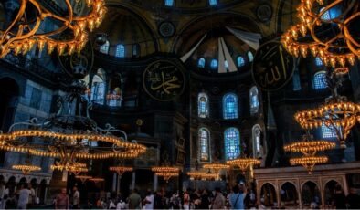 Rus basınının iddiası: Ayasofya’da İncil okuyan iki Rus vatandaşı gözaltına alındı