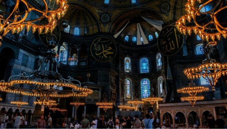 Rus basınının iddiası: Ayasofya’da İncil okuyan iki Rus vatandaşı gözaltına alındı