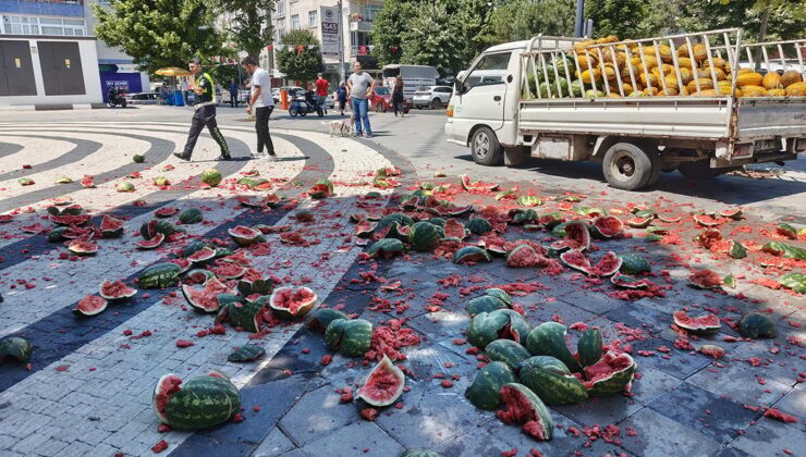 Satışına izin verilmeyen karpuzları belediye önünde parçaladı