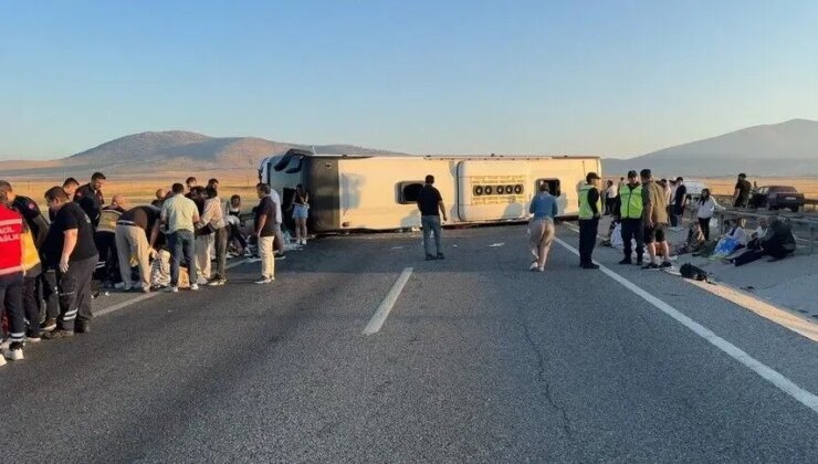 Şoför uyudu, yolcu otobüsü devrildi