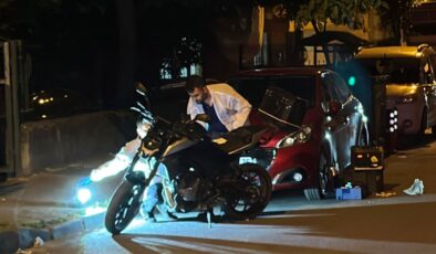 Sokak ortasında silahlı saldırı: Şüpheliler çalıntı motosikletle kaçamadı