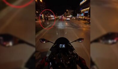Sürücüsünün sarı ışıkta geçmek istediği hafif ticari araç, kaldırıma çıktı; yayalar tehlike atlattı