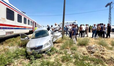 Tren, hemzemin geçitte otomobile çarptı: 3 yaralı