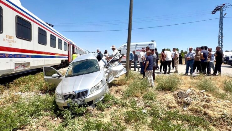 Tren, hemzemin geçitte otomobile çarptı: 3 yaralı