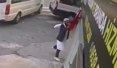 Türk bayrağını sökerek yere attı! Savunması pes dedirtti