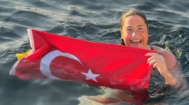 Türk kadını rekor kırdı, neredeyse 14 saat yüzdü