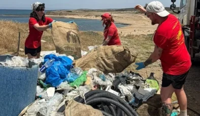 150-200 gönüllünün katıldığı çevre temizliği etkinliğinde,  500 metrelik sahil şeridinden 1 tondan fazla plastik atık toplandı.