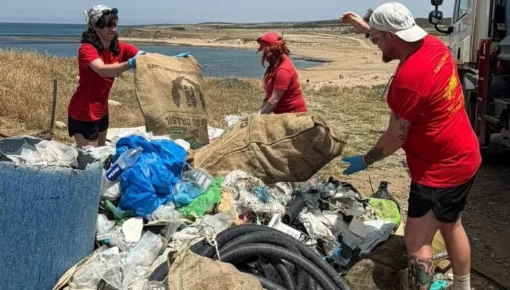 150-200 gönüllünün katıldığı çevre temizliği etkinliğinde,  500 metrelik sahil şeridinden 1 tondan fazla plastik atık toplandı.