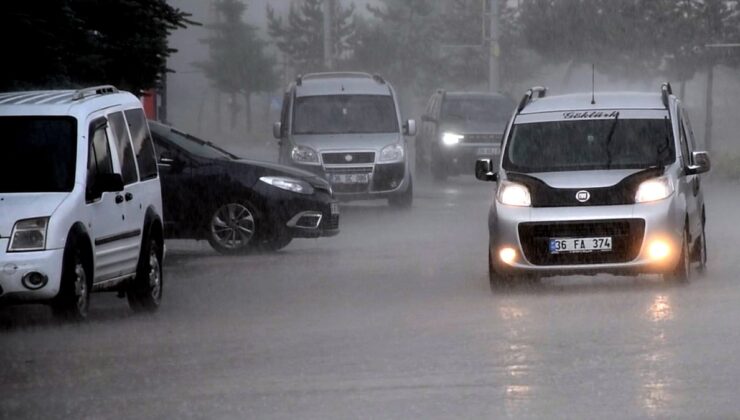 Yaz ayında kenti dolu ve sağanak vurdu