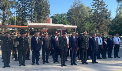 19 Eylül Gaziler Günü nedeniyle Lefkoşa Atatürk Anıtı önünde tören düzenlendi