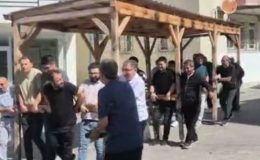 19 öğretmen sırtlayıp yeni okula taşıdı: Yıkılacak okulun kamelyasını geride bırakamadılar