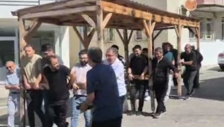 19 öğretmen sırtlayıp yeni okula taşıdı: Yıkılacak okulun kamelyasını geride bırakamadılar