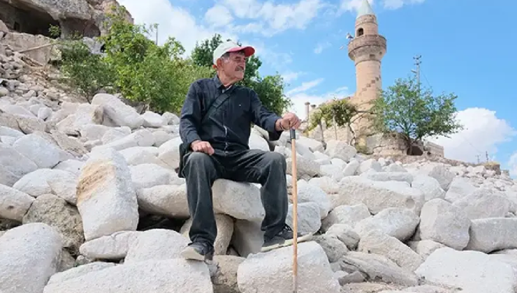 23 yıldır terk edilmiş mahallede tek başına bunu yapıyor