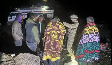 6 araç çamura saplandı, 40 kişi mahsur kaldı