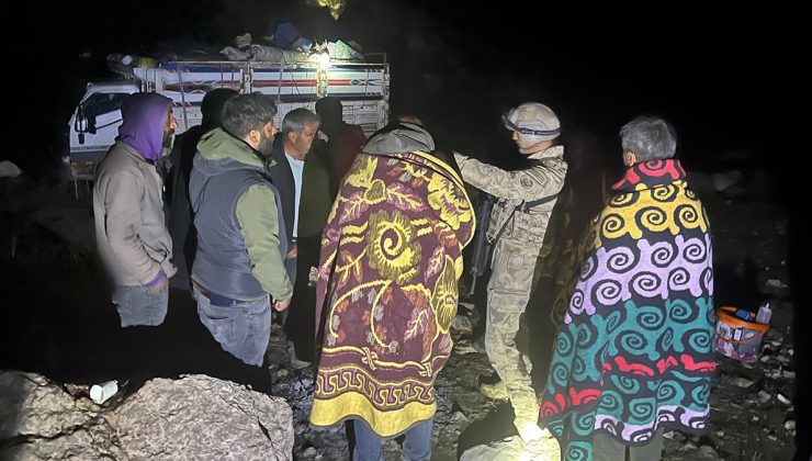 6 araç çamura saplandı, 40 kişi mahsur kaldı