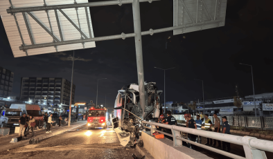 Adana'da yolcu otobüsü yön tabelasına çarptı