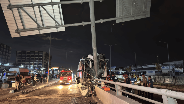 Adana'da yolcu otobüsü yön tabelasına çarptı