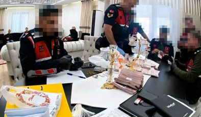 AKP'li belediye başkanının evindeki deste deste paraları jandarma saydı