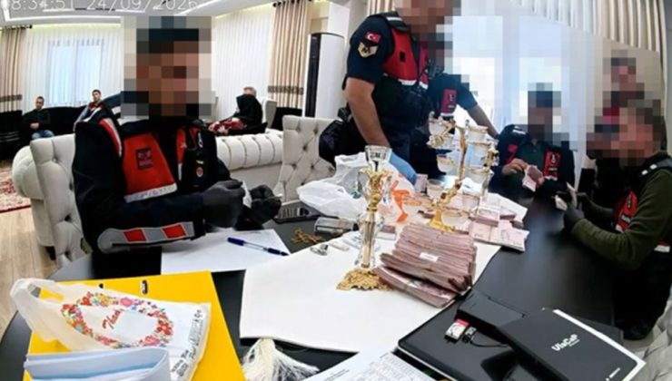 AKP'li belediye başkanının evindeki deste deste paraları jandarma saydı
