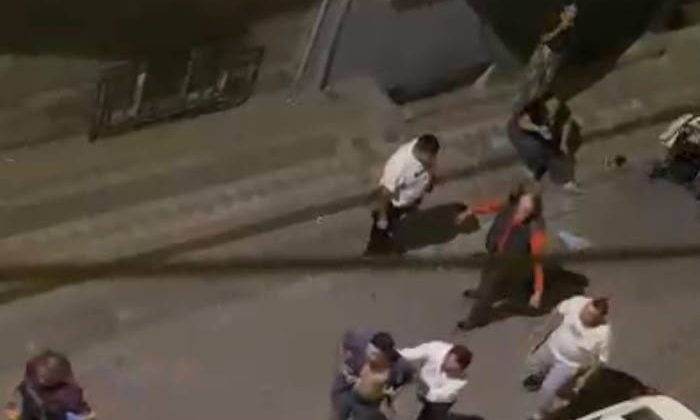 Akraba kavgası sokağa taştı! Kadına yumruk attı, bebek arabasını fırlattı