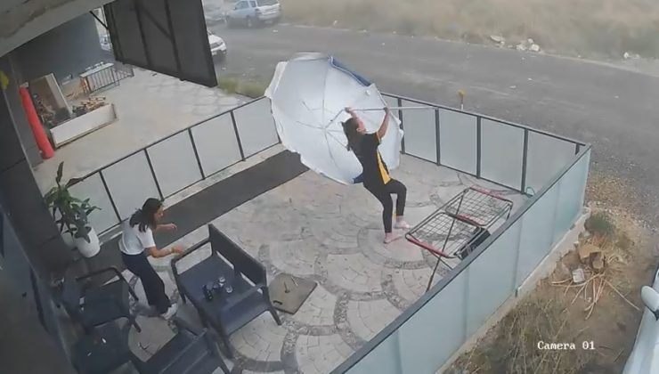 Aksaray'da rüzgar aniden bastırdı, dev şemsiye uçtu! İki çalışanın metrelerce savrulduğu o anlar kamerada