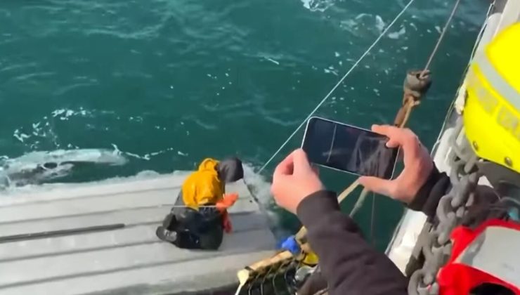 Alabora olan teknenin üzerinde günlerce kalan çocuk kurtarıldı
