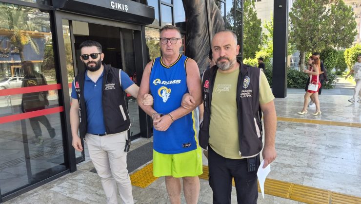 Alanya'da Türk bayrağına tüküren İngiliz turist tutuklandı