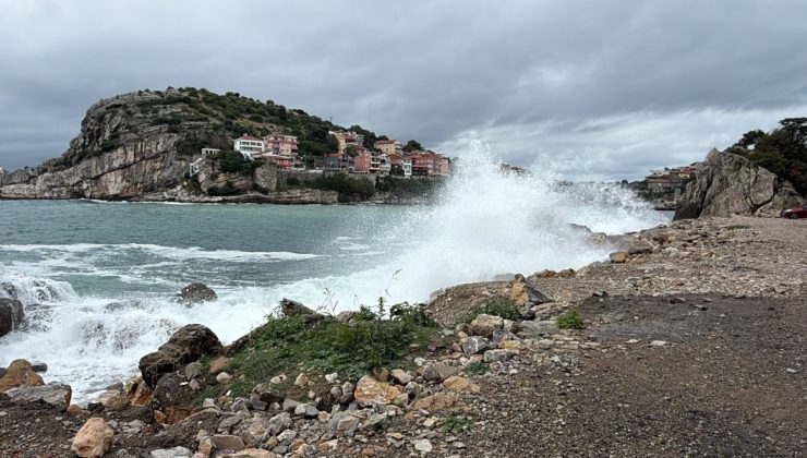 Amasra’da fırtına etkili oldu: Dalgalar 2 metreye ulaştı, denizin rengi değişti