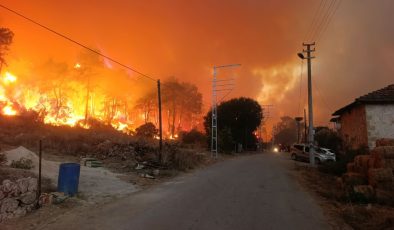 Antalya'da orman yangını: Çok sayıda ev tahliye edildi
