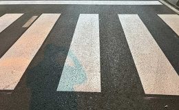 Araç yayaya çarpıp kaçtı