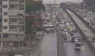 Avcılar’da servis midibüsü duvara çarptı