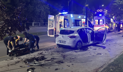 Aydınlatma direğine çarpan otomobildeki 3 kişi yaralandı