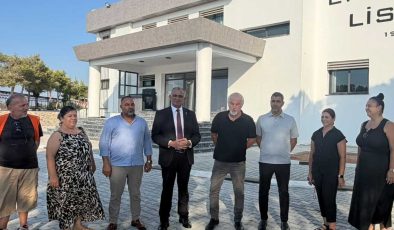 Bakan Çavuşoğlu Erenköy Lisesi’ni ziyaret etti