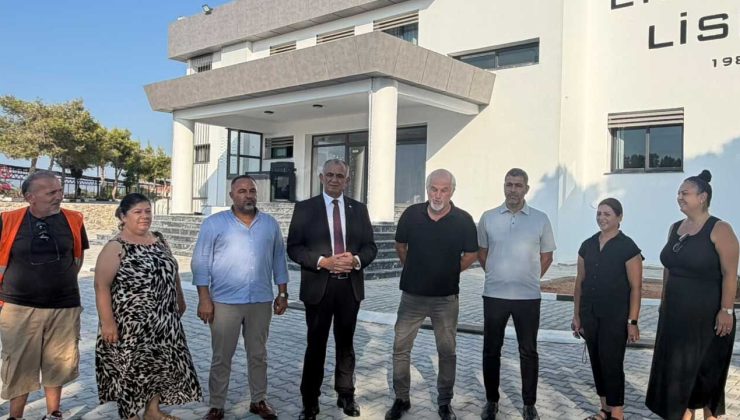 Bakan Çavuşoğlu Erenköy Lisesi’ni ziyaret etti