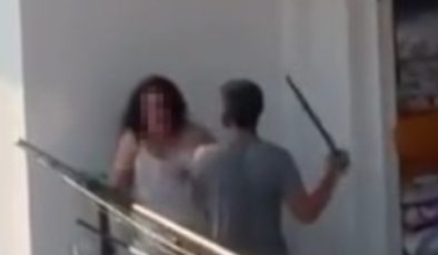 Balkonda kadına sopayla saldırdı