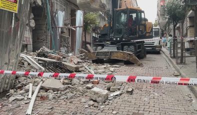 Beşiktaş’ta kentsel dönüşüm yıkımında korkutan an: Bitişik apartman tahliye edildi