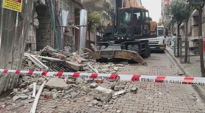 Beşiktaş’ta kentsel dönüşüm yıkımında korkutan an: Bitişik apartman tahliye edildi
