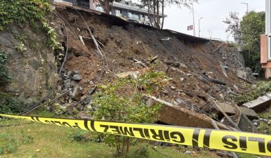 Beşiktaş'ta korkutan olay: Yağış sonrası lisenin duvarı site bahçesine çöktü!