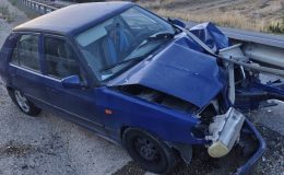 Bilecik'te otomobilin refüje çarptığı kazada 4'ü çocuk 7 kişi yaralandı