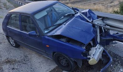 Bilecik'te otomobilin refüje çarptığı kazada 4'ü çocuk 7 kişi yaralandı