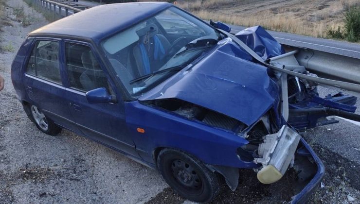 Bilecik'te otomobilin refüje çarptığı kazada 4'ü çocuk 7 kişi yaralandı