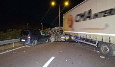 Bursa’da 2 TIR ve hafif ticari araç çarpıştı: 1 ölü, 7 yaralı