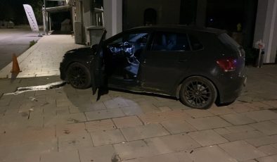 Bursa’da sürücü otomobiliyle kaldırıma çıktı tabelaları devirdi