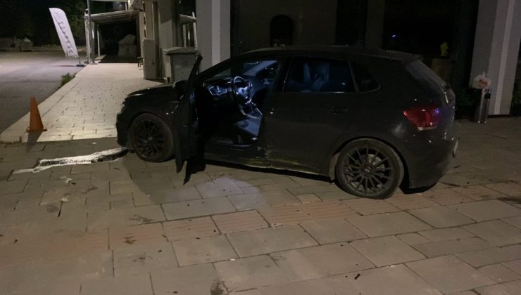 Bursa’da sürücü otomobiliyle kaldırıma çıktı tabelaları devirdi