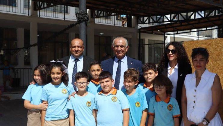 Çavuşoğlu, Polatpaşa ve Mormenekşe ilkokullarını ziyaret etti