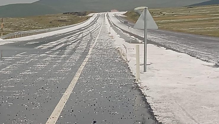 Çıldır kara yolu dolu nedeniyle beyaza büründü