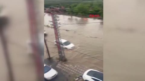Deprem bölgesini bir de sel vurdu: Yollar göle döndü