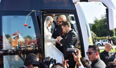 Düğünlerinden önce Erdoğan’ı karşılamaya gittiler