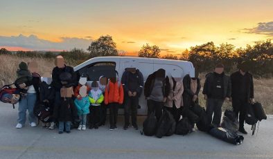 Edirne’de durdurulan araçta 15 kaçak göçmen yakalandı