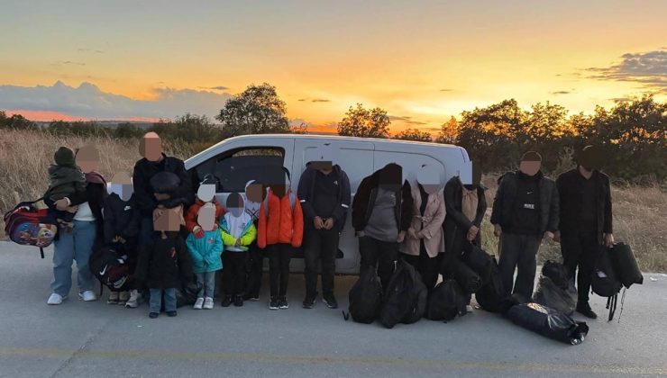 Edirne’de durdurulan araçta 15 kaçak göçmen yakalandı